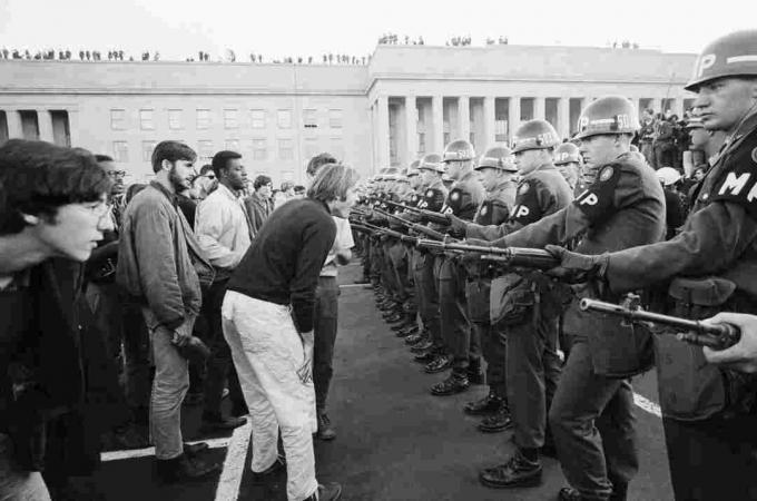 Фотографија демонстраната у Пентагону 1967. године