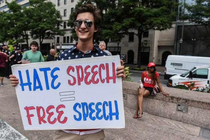 Људи учествују на скупу „Захтевај слободу говора“ на Фреедом Плаза 6. јула 2019. у Вашингтону, ДЦ.