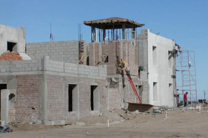 изградња резиденције помоћу земљаних блокова и цементних блокова