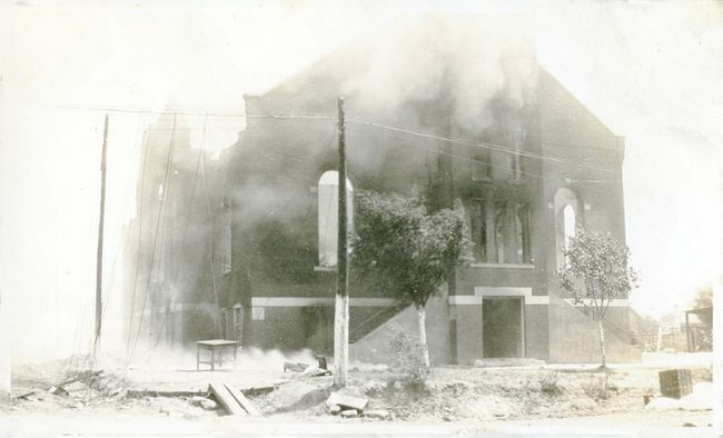 Оштећена црква у округу Гринвуд након масакра у Тулси, Тулса, Оклахома, јун 1921.