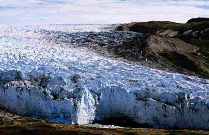 Континентални арктички ваздух формира се изнад ледених пејзажа попут ове гренландске ледене капице