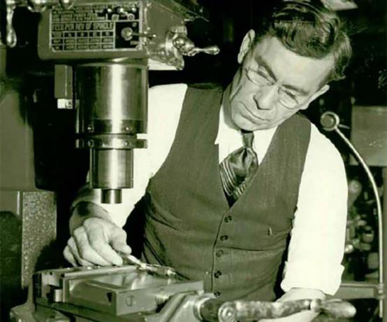 Јохн Ц.Гаранд радио је метал на машини.