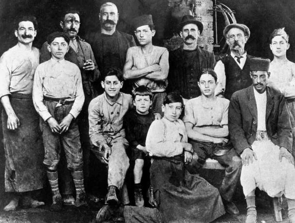 У радионици Цамусовог ујака (Етиенне, купер) 1920. године у Алжиру: Алберт Цамус (7 година) је у црном оделу