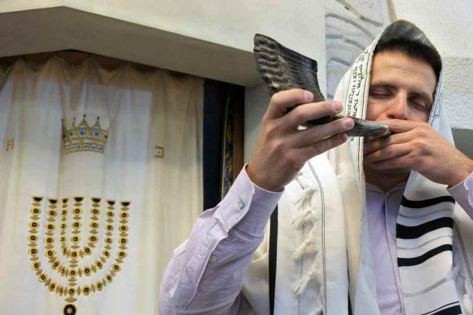 Јеврејски рабин пуше шофер у синагоги