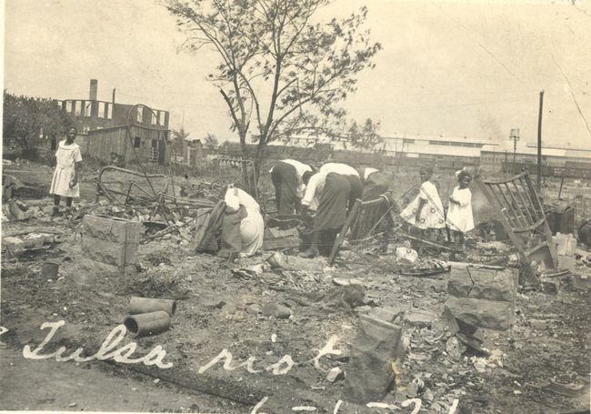 Људи који претражују рушевине након масакра у Тулси, Тулса, Оклахома, јун 1921.