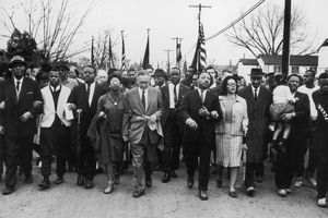 Мартин Лутхер Кинг маршира са цивилима за грађанска права.