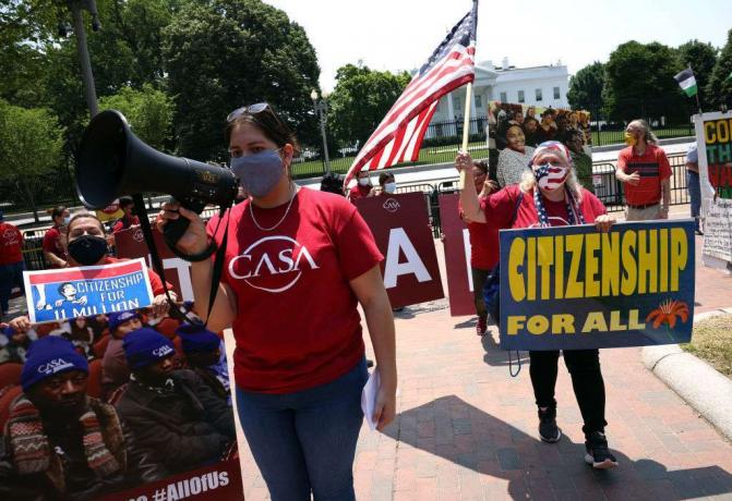 Имиграциони активисти са заговарачком групом ЦАСА на скупу у Белој кући траже од председника Бајдена да имигранте одобри држављанство.