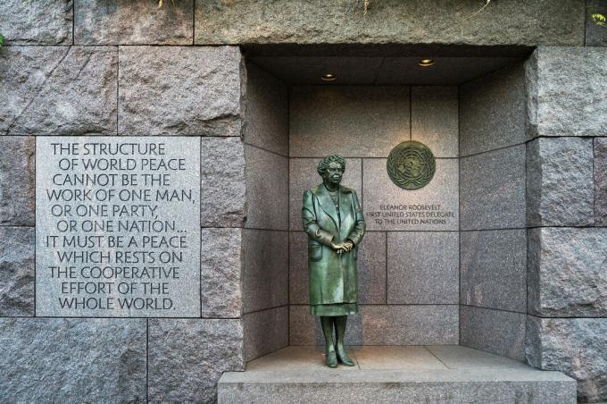 Бронзана статуа прве даме Елеанор Роосевелт која стоји пред Уједињеним нацијама