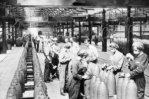 Жене које раде у фабрици муниције за време Првог светског рата, црно-беле фотографије.