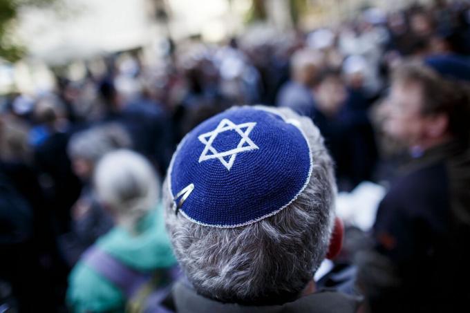 Берлинска јеврејска заједница која се окупила како би протестовала против антисемитизма