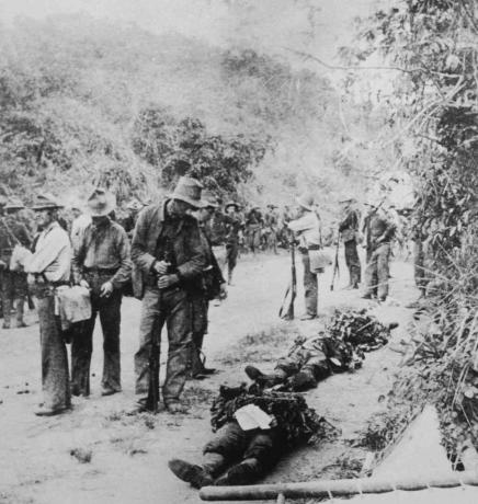 Америчке трупе проналазе три мртва друга поред пута током филипинско-америчког рата, око 1900. године
