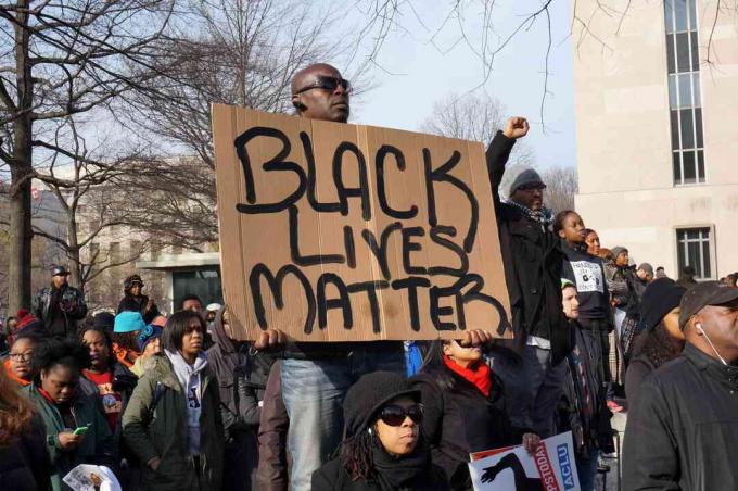 Човек који протестује због смрти Мајкла Брауна, Ерица Гарнера и Тамира Рајса приказује Црну ствар живота у Вашингтону.