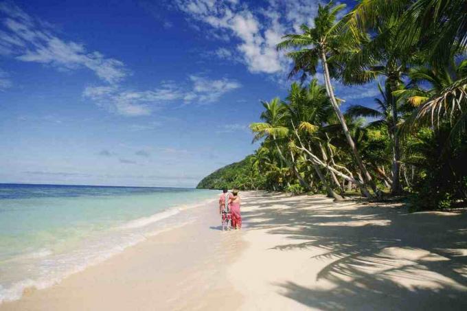 Двоје људи стоји на плажи, Фиџи