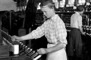 Петнаестогодишња девојчица ради као подмазивач у Берксхире Цоттон Миллс, у Адамс-у, Массацхуссеттс, 1917.