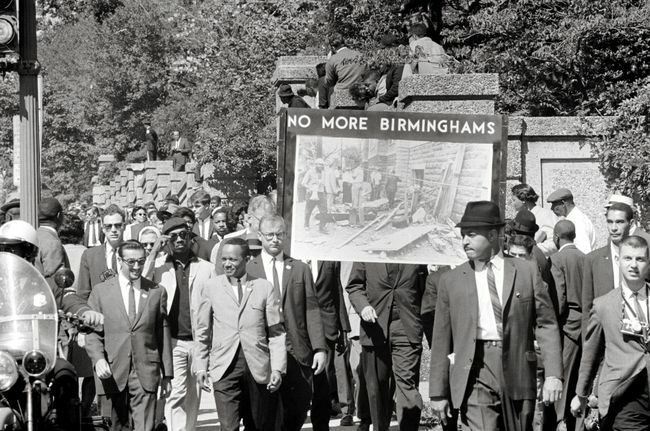 Конгрес расне једнакости и чланови цркве Алл Соулс, Унитариан са седиштем у Вашингтону, марширају у знак сећања на жртве бомбардовања Баптистичке цркве у 16. улици.