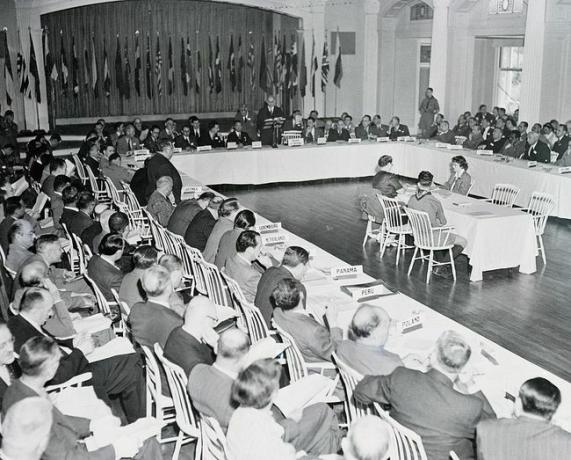 Конференција у Бретон Вудсу: Уједињене нације се састају у хотелу Моунт Васхингтон да разговарају о програмима економске сарадње и напретка.