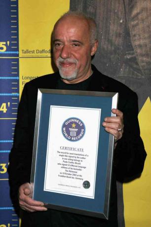 Пауло Цоелхо са Гуинессовим свјетским рекордом за већину пријевода књиге