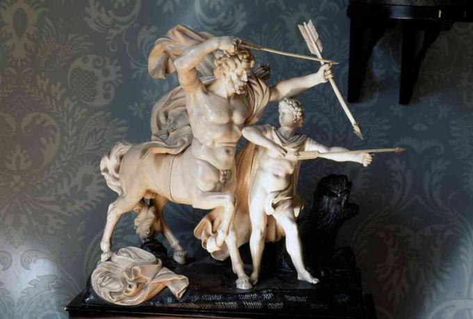 Скулптура слоноваче из 19. века Цхирона и Ахила
