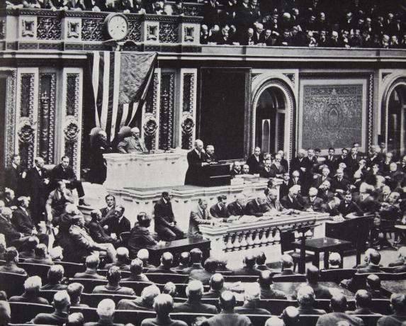 Председник Вилсон у Конгресу препоручујући САД да уђу у рат против Немачке 1917