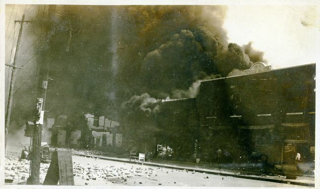 Оштећена имовина и дим који долази из зграда након масакра у Тулси, Тулса, Оклахома, јун 1921.