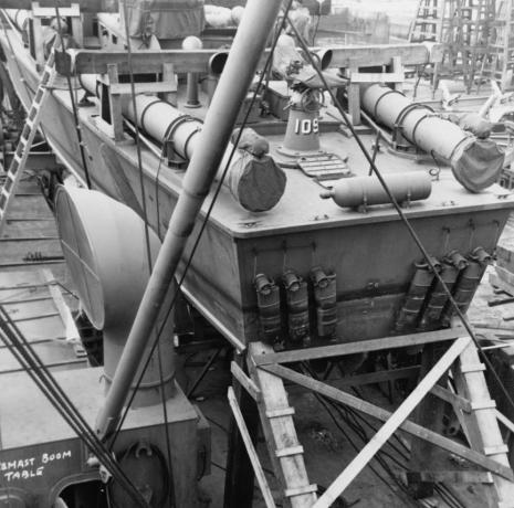 Крма ПТ-109 укрцала се у теретни брод са шест видљивих пригушивача и дрвета која се успињала за путовање Пацификом.