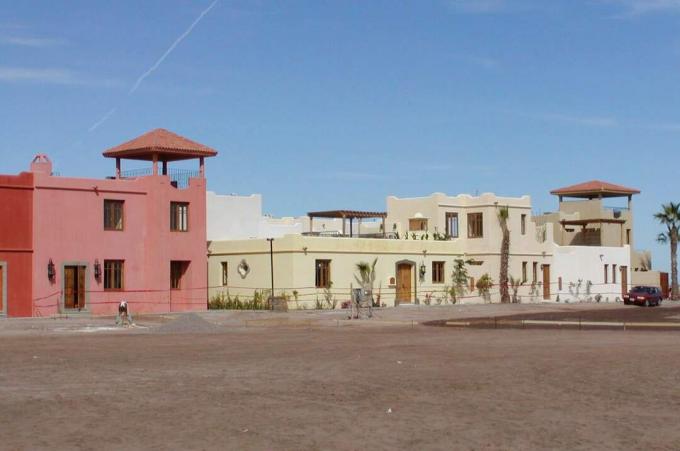 улична фотографија шарених земљаних грађевина у шпанском стилу