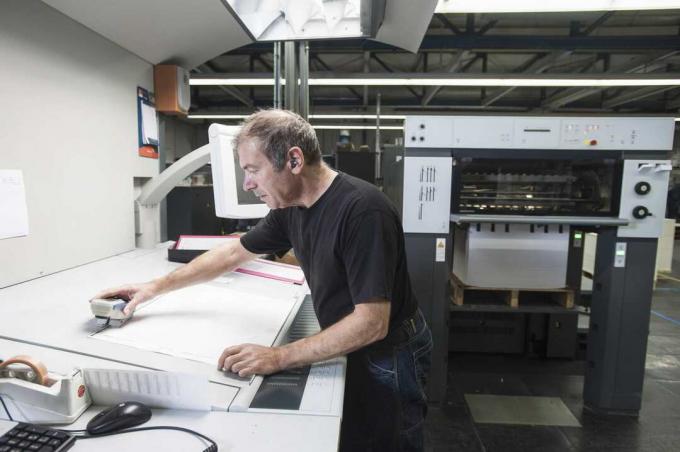 Радник у припреми опреме за дигиталну штампу у штампарији