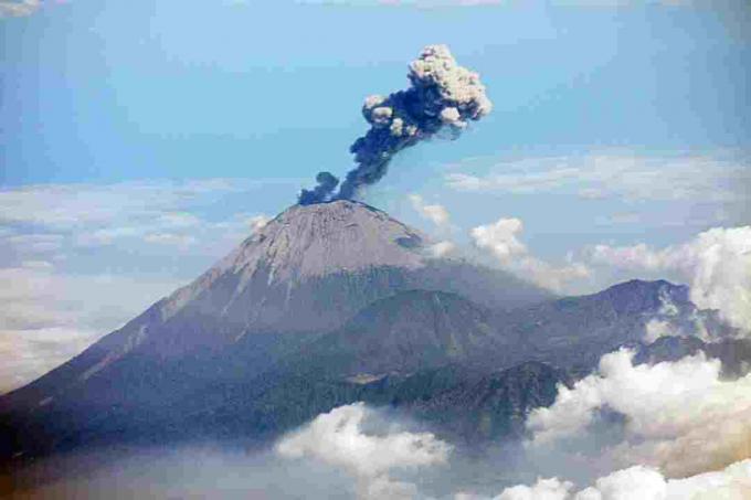 Вулкан Семеру у Индонезији је активни стратоволкан.