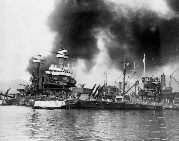 Ратни брод америчке морнарице УСС Цалифорниа (ББ-44) потонуо је након што је на њега извршена торпедирана експлозија у Пеарл Харбору