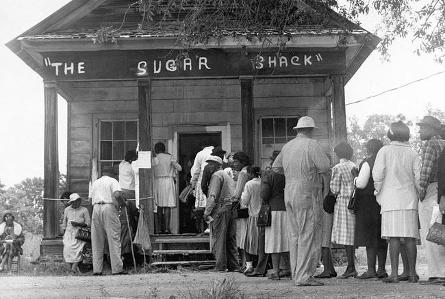 Афроамерички бирачи, који су први пут могли да гласају у руралном округу Вилкокс у Алабами, стану у ред испред бирачког места након усвајања савезног закона о гласачким правима 1965. године.