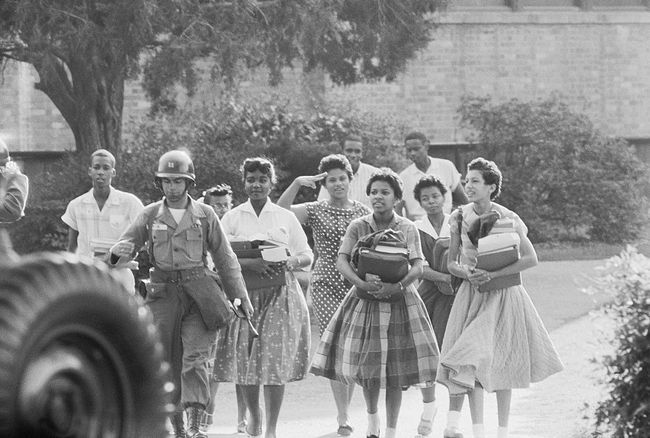 Девет црних ученика Литл Рока напушта Централну средњу школу Литл Рока у Арканзасу након што заврше још један школски дан.