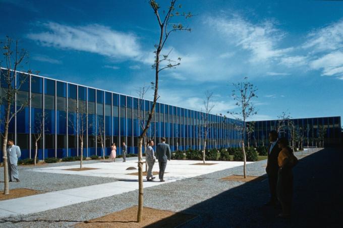 плаво затамњени прозори Ееро Сааринен-дизајнираног ИБМ Центра, Роцхестер, Миннесота, ц. 1957