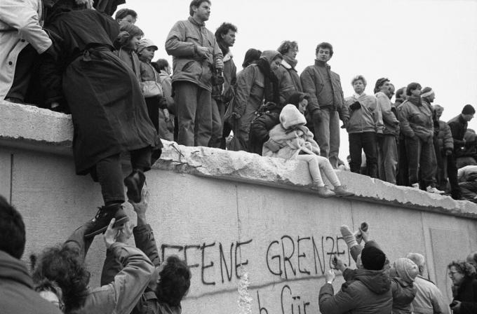 Источни Берлинери на врху Берлинског зида, 1989. године