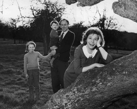 Црно-бела фотографија Роалда Дахла како држи своју децу; његова супруга Патрициа Неал наслоњена је на дрво
