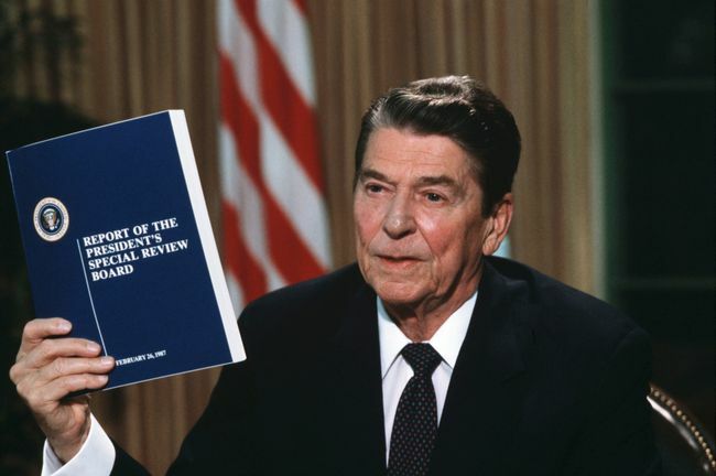 Председник Роналд Реган држи копију извештаја Товер комисије о скандалу Иран-Цонтра