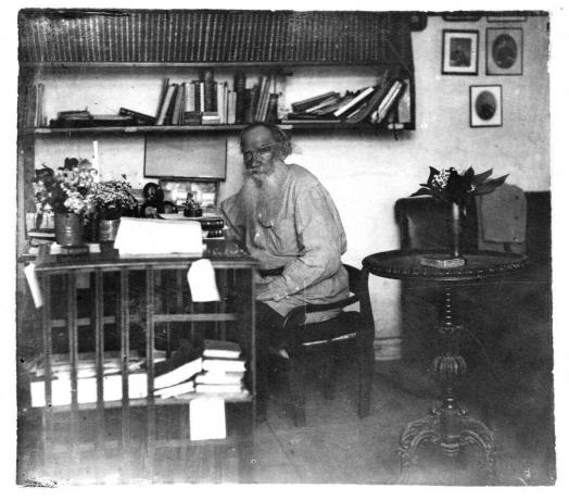 Толстој за својим писаћим столом