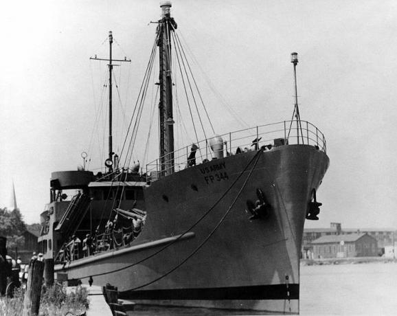 ФП-344 прикључен са мушкарцима који раде на палуби.