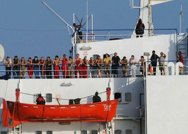 Сомалијски пирати који држе трговачки брод, МВ Фаина, стоје на палуби брода са члановима посаде 19. октобра 2008.
