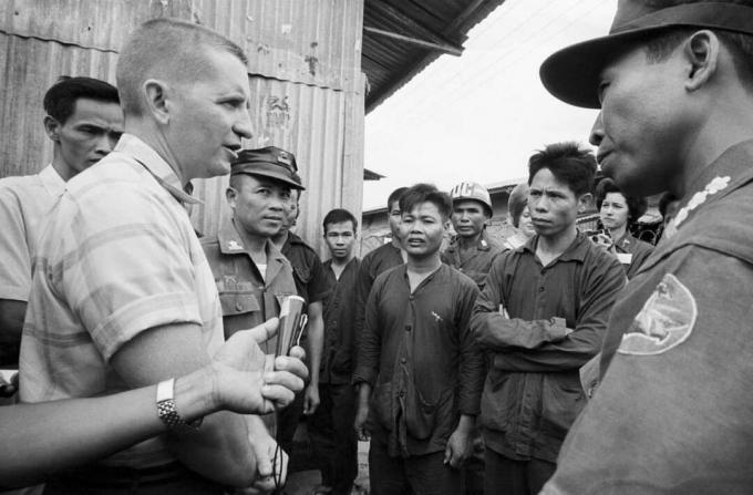 росс перот у посети северно вијетнамским ратним заробљеницима