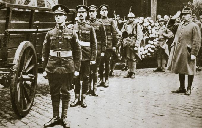 Маршал Фоцх француски генерал Салутинг Британски непознати војник око 1918. године