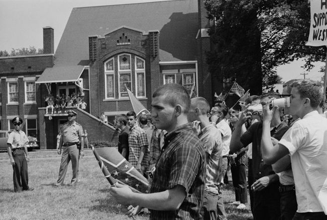 Гомила ученика средње школе Воодлавн у Бирмингему, Алабама, вијори заставу Конфедерације у супротности са почетком кампање у Бирмингему, мај 1963.