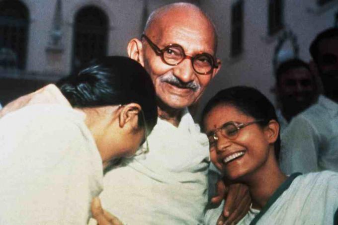 Махатма Ганди са својим унуцима