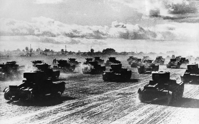 Руски тенкови јуре на фронт, јун 1941.