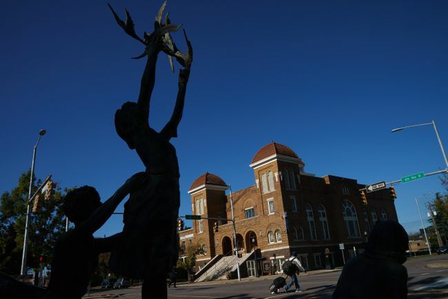 Поглед на статуу 'Четири духа' и Баптистичку цркву у 16. улици у Бирмингему, Алабама.