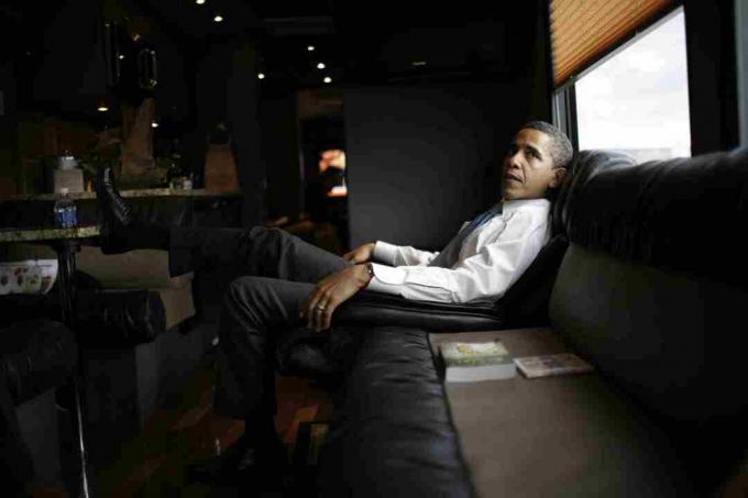 Барак Обама се опушта у свом туристичком аутобусу за кампању 2008. године