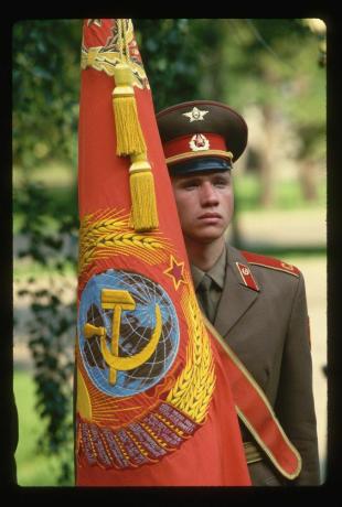 Совјетски војник са совјетском заставом