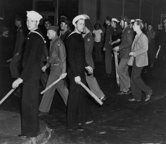 Банде америчких морнара и маринаца наоружаних палицама током нереда Зоот Суит, Лос Анђелес, Калифорнија, јун 1943.