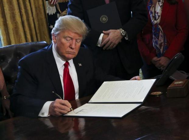 Амерички председник Доналд Трамп потписује извршне налоге, укључујући налог да се ревидира Волстрит Дод-Френк како би се поништили финансијски прописи из Обамине ере.